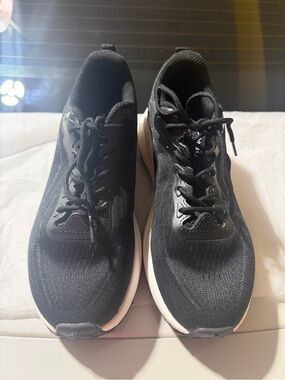 “New” Khombu Athletic Shoes size6